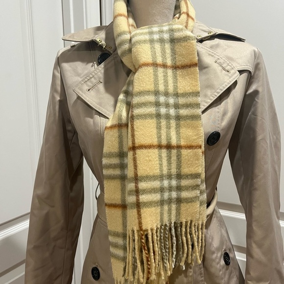 BURBERRY CASHMERE SCARF - Picture 6 of 6
